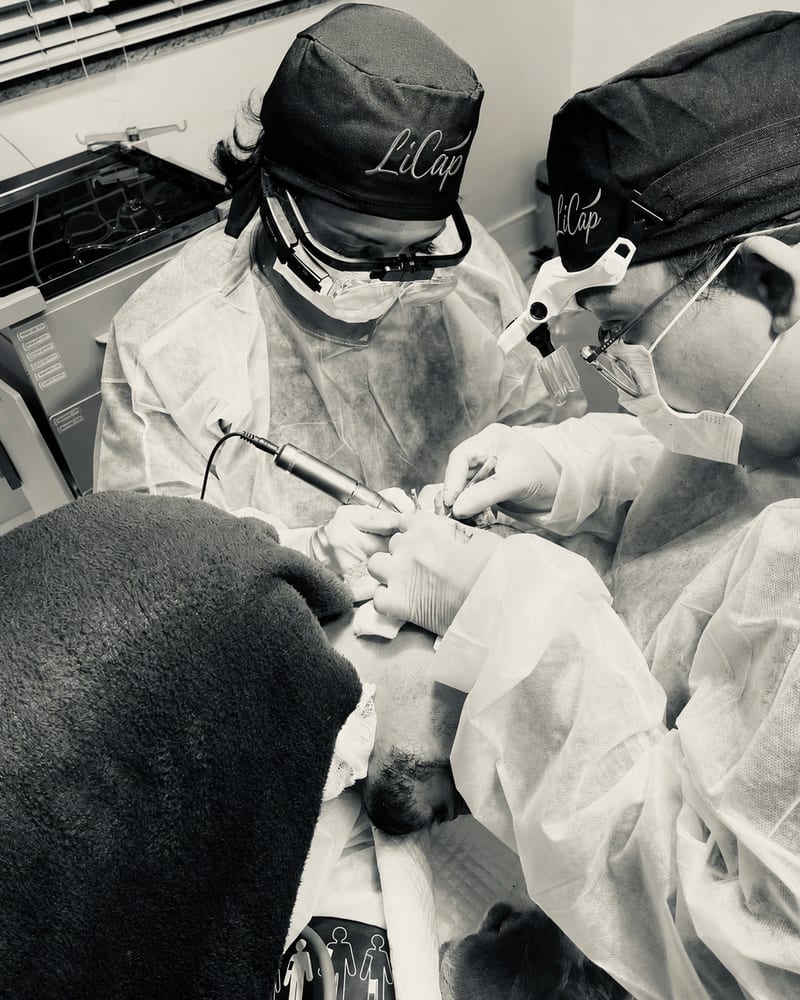 Equipe médica da LiCap em procedimento de transplante capilar Equipe médica especializada da LiCap realizando transplante capilar em centro cirúrgico em Florianópolis/SC